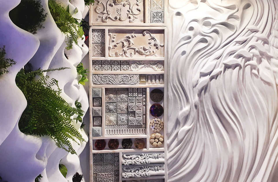 Stand Overstone feria Interihotel 2019 celosía, escultura ornamental revestimientos pared en resina Colección Cuadriculum y Organicum